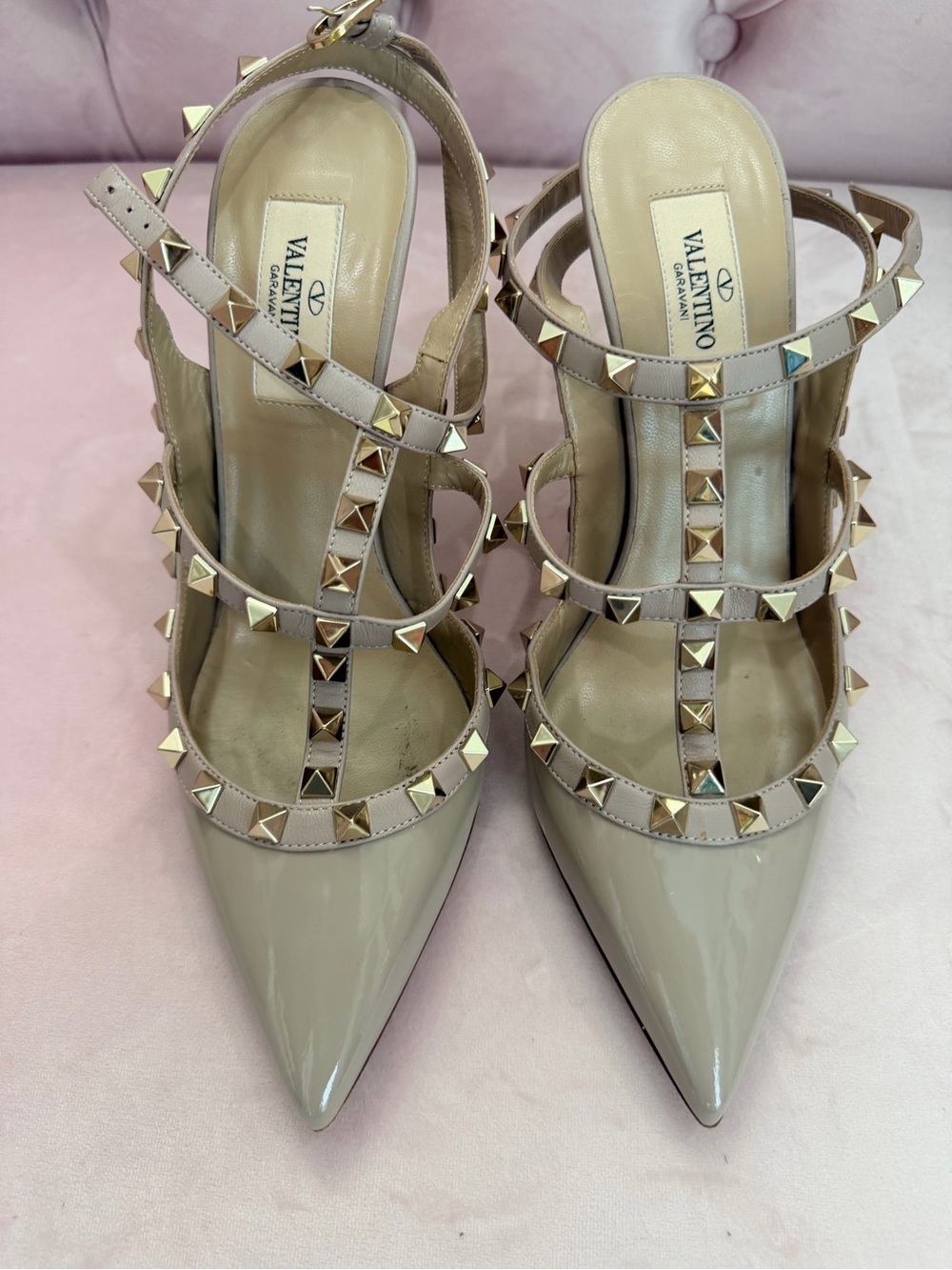 Valentino Garavani Rockstud Patent Pumps
✨ Size 38 | Poudre / Nude